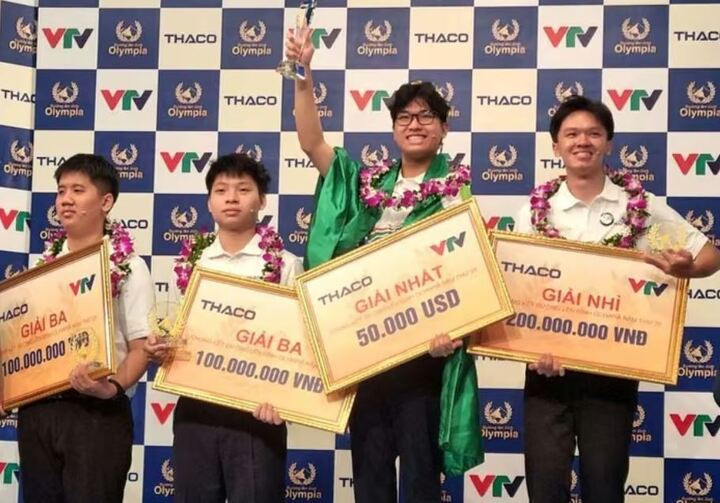 Trần Bùi Bảo Khánh (thứ 3 từ trái sang) là nhà vô địch Đường lên đỉnh Olympia năm 2025 (Ảnh: Fanpage Đường lên đỉnh Olympia)