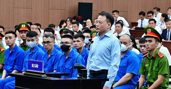 Shark Bình tại tòa: 'Xác định dám làm dám chịu, đi tù rồi thì tươi lên thôi'