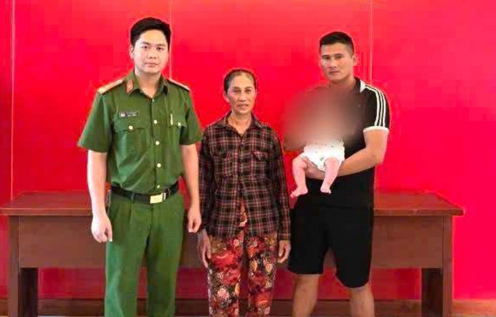 Chính quyền phường Bắc An Phụ phát thông báo tìm thân nhân bé gái. (Ảnh: Phường Bắc An Phụ)