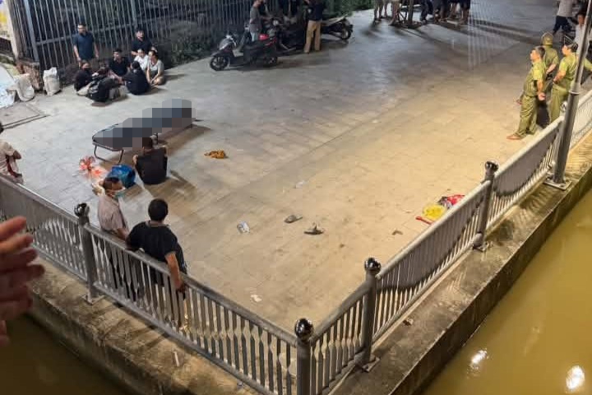 Danh tính nam thanh niên 19 tuổi tử vong dưới sông, nghi nhảy cầu插图 hien truong.jpg
