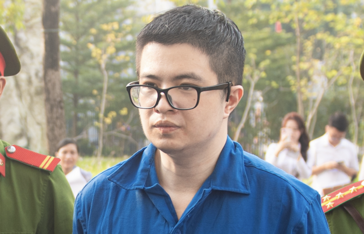 Mr Pips khai mắc bệnh rối loạn lưỡng cực, tiền nhiều vẫn thấy cuộc đời vô nghĩa插图 Bị cáo Phó Đức Nam (Mr Pips) bị dẫn giải tới toà.