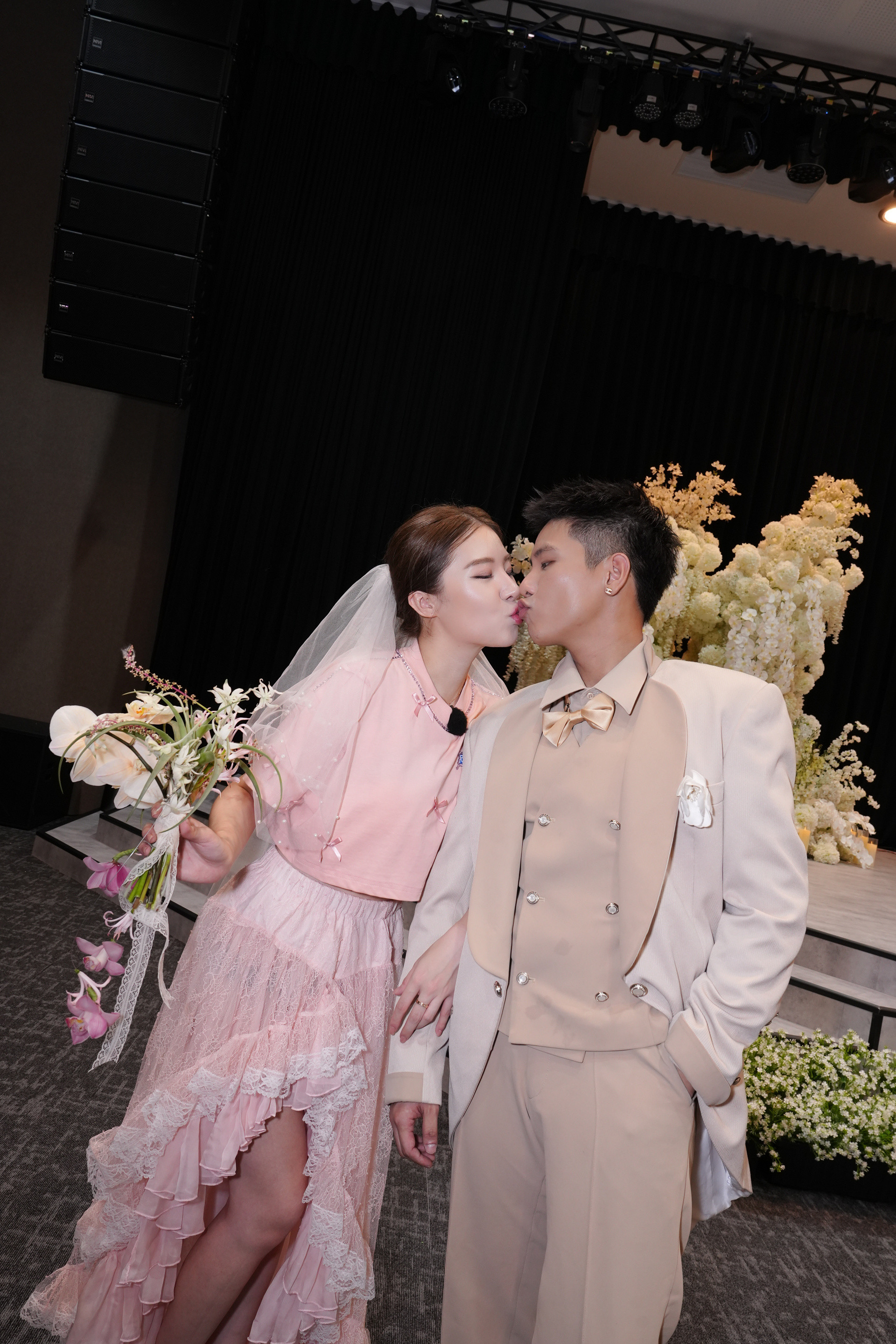 Quân A.P và bạn gái làm đám cưới trên truyền hình, Trấn Thành và Anh Tú rơi nước mắt插图6 https://static-images.vnncdn.net/vps_images_publish/000001/000003/2026/10/31/chao-ket-dam-cuoi-5-401.jpg