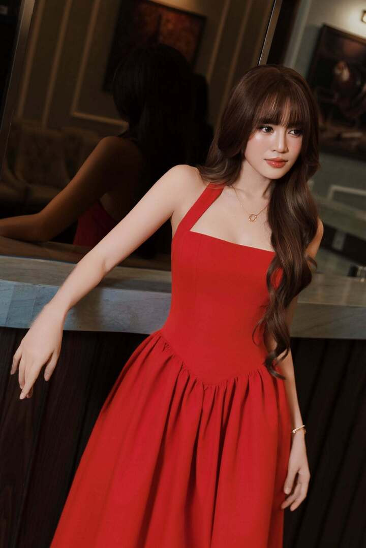 Ngoài hoạt động điện ảnh, cô thường xuyên xuất hiện tại các sự kiện thời trang và chương trình giải trí. Phong cách đời thường của nữ diễn viên khá đa dạng, từ trang phục năng động đến những thiết kế gợi cảm, nữ tính.