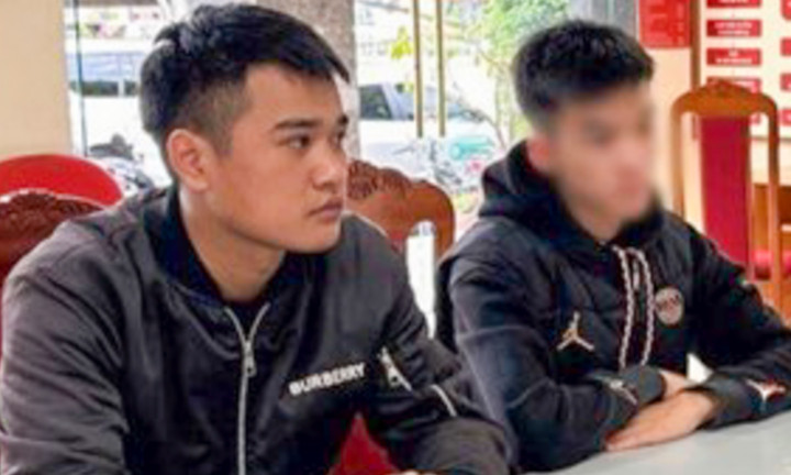 Hai thanh niên bị phản ánh giả danh công an làm việc với cơ quan chức năng. (Ảnh: Công an tỉnh Sơn La)