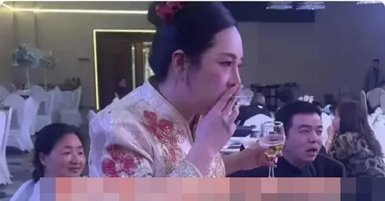 Giữa đám cưới, cô dâu 38 tuổi liên tục có 'biểu hiện lạ' gây tranh cãi