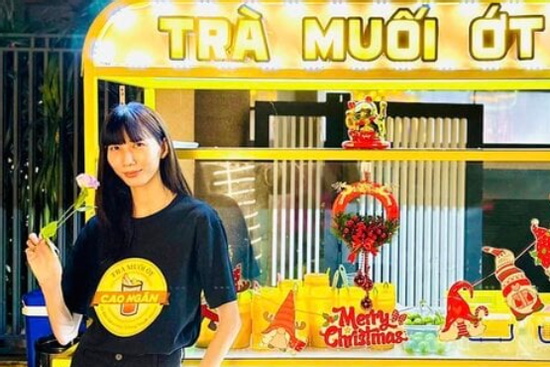 'Người mẫu gầy nhất Việt Nam' bán trà muối ớt ở vỉa hè gây xôn xao
