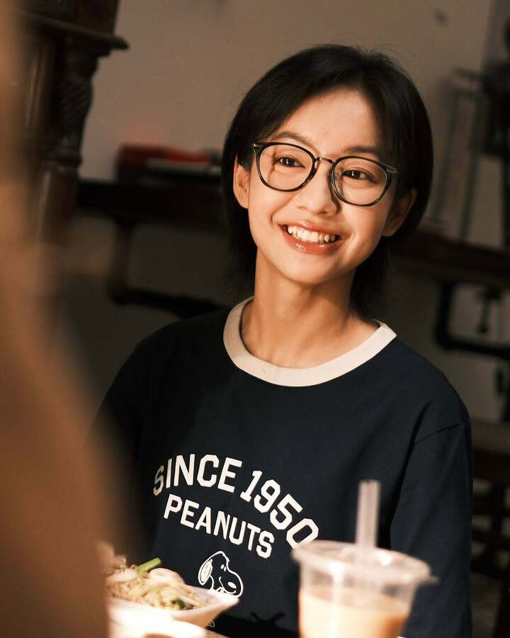 Dù liên tục thay đổi hình tượng, nụ cười vẫn là một trong những đặc điểm nổi bật của Hoàng Hà. Từ những bộ ảnh đời thường đến thảm đỏ, cô thường chọn cách trang điểm không quá cầu kỳ, tập trung vào đường nét tự nhiên.