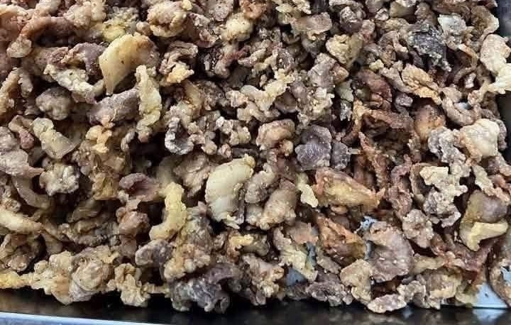 Hình ảnh khay thịt bị phụ huynh phản ánh “toàn tóp mỡ” tại bếp ăn bán trú Trường Tiểu học Quảng Bị 1, Hà Nội.