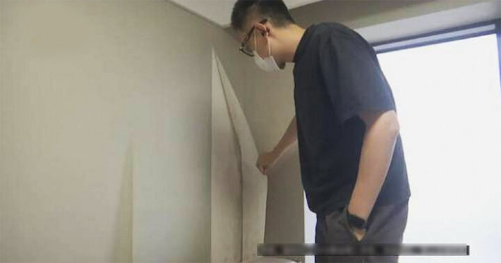 Ba người lớn tuổi giúp trông trẻ lần lượt đổ bệnh, chủ nhà sững sờ khi bóc lớp giấy dán tường trong nhà. (Ảnh chụp màn hình từ chương trình của Đài truyền hình Chiết Giang)