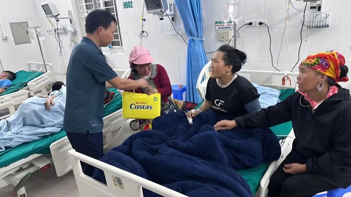 UBND xã Xím Vàng động viên, thăm hỏi 4 nạn nhân.