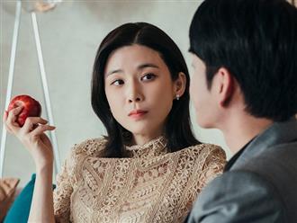 Phản ứng của người chồng khi bắt gặp hành động bất ngờ của bố ngay tại phòng khách