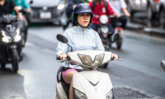 Hà Nội giảm gần 10°C, người dân mặc đồ 'trên đông dưới hè' xuống phố