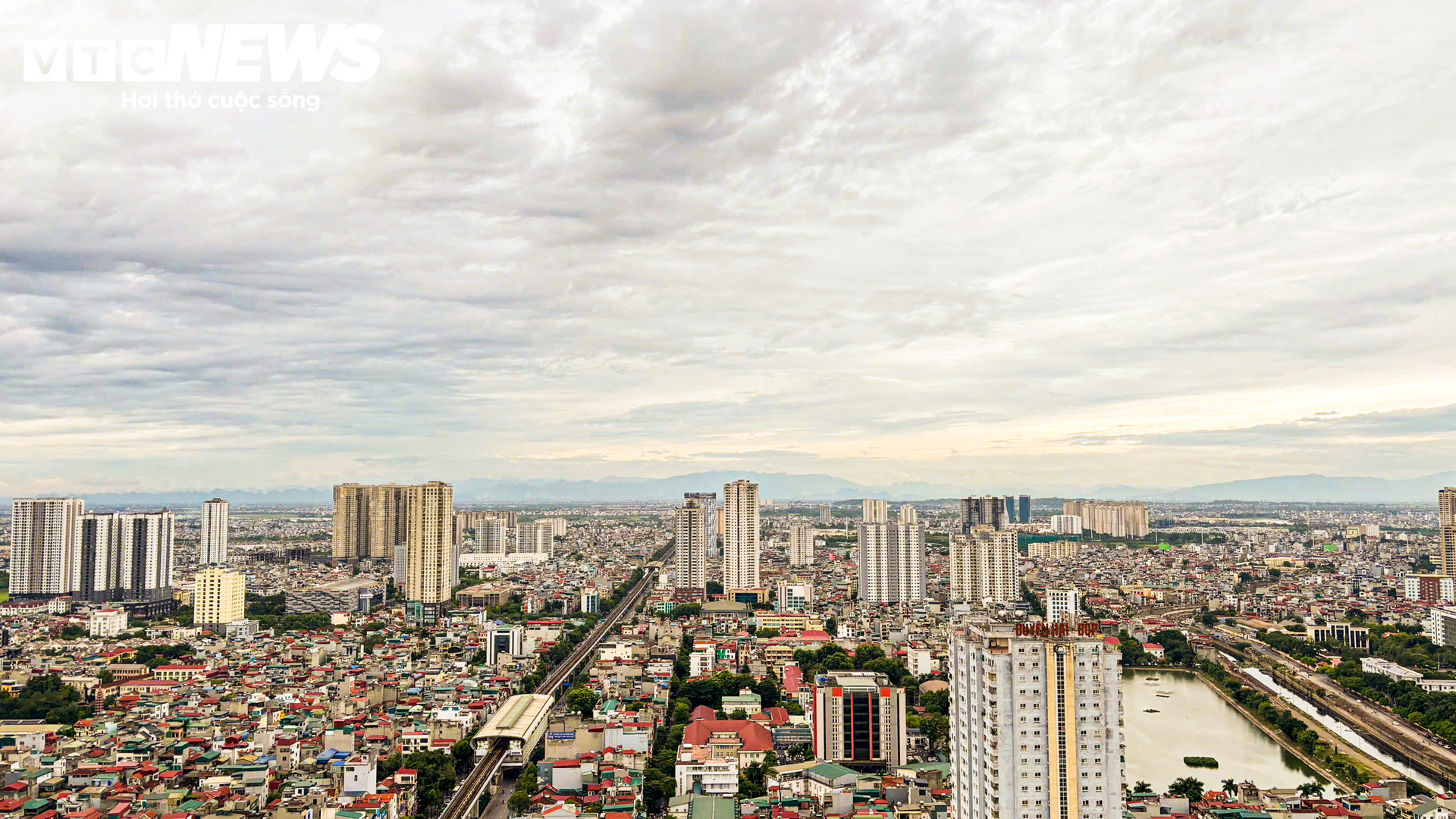 Hà Nội giảm gần 10°C, người dân mặc đồ 'trên đông dưới hè' xuống phố - 1