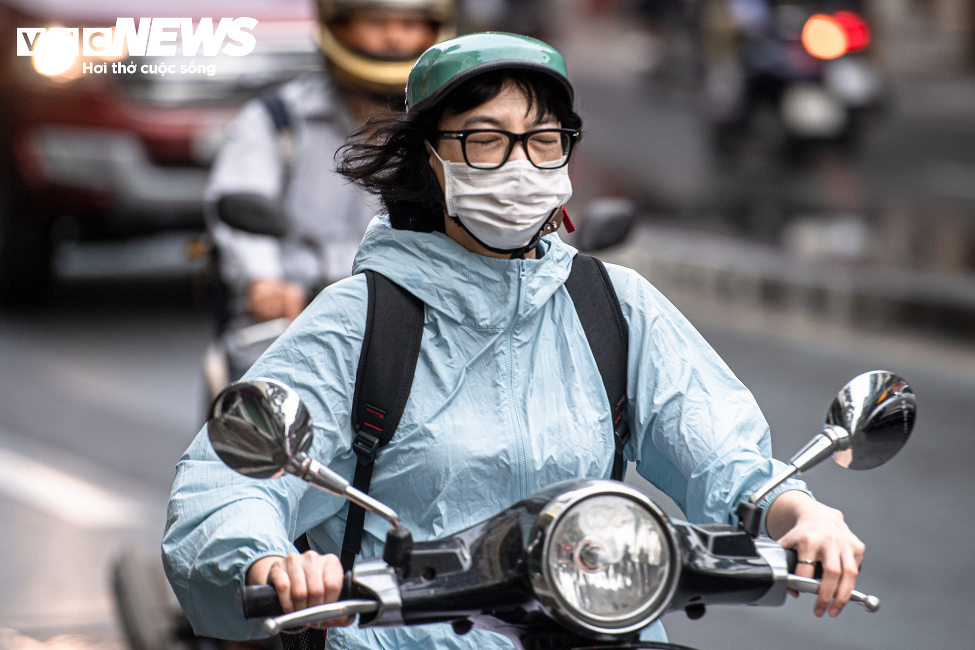 Hà Nội giảm gần 10°C, người dân mặc đồ 'trên đông dưới hè' xuống phố - 3