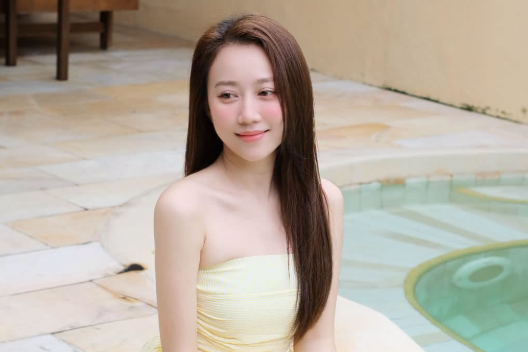 Mỹ nhân từng yêu cầu thủ Tiến Linh mặt mộc đẹp không tì vết, sống trong căn hộ gần 100m² view nhìn thẳng Landmark 81
