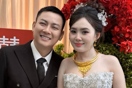 Ngọc Trinh đeo vàng 'đỏ tay' trong đám cưới với Hoài Lâm