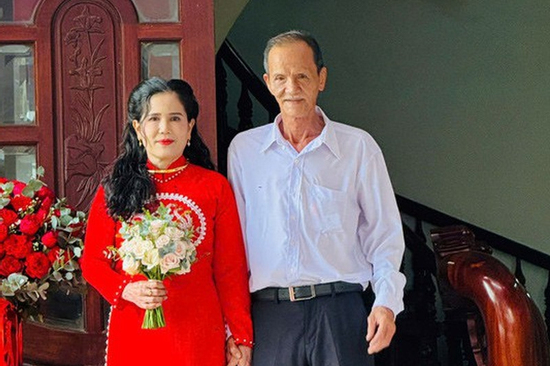 Ông lão 73 tuổi cưới vợ 49 tuổi, gia đình làm điều không ai ngờ
