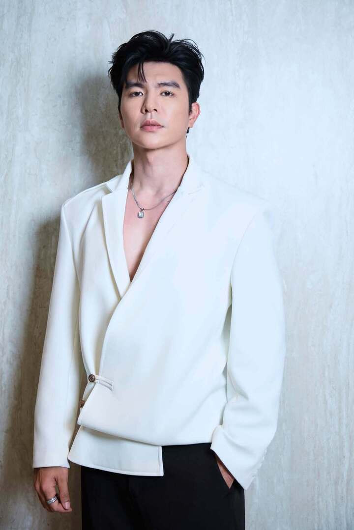 Steven Nguyễn gia nhập câu lạc bộ “diễn viên nghìn tỷ” sau 2 bộ phim “Mưa đỏ”, “Trại buôn người”.