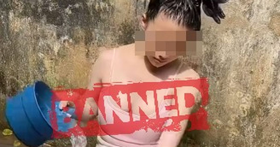 Bất chấp chỉ trích, hot girl 'gái bản' vẫn ăn mặc gợi cảm ngang nhiên 'tắm online'