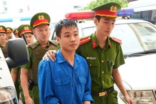Hình ảnh dẫn giải bị cáo sát hại 3 mẹ con ở Đồng Nai tới tòa