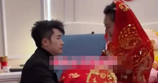 Mời cưới nhưng không một ai tới dự, chú rể vẫn làm điều này cho cô dâu