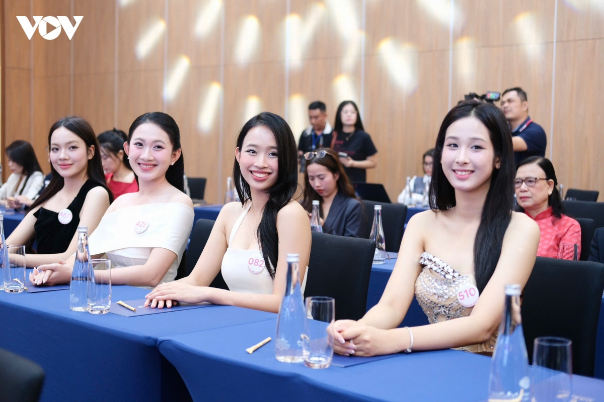 ngoc han be con len tham do, top 3 hoa hau viet nam 2024 cung do sac hinh anh 13