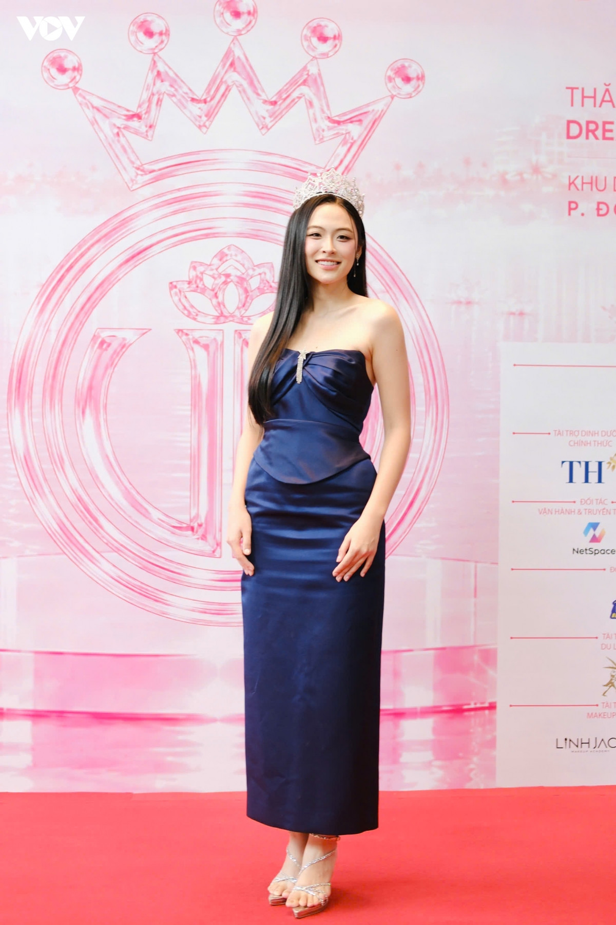 ngoc han be con len tham do, top 3 hoa hau viet nam 2024 cung do sac hinh anh 9