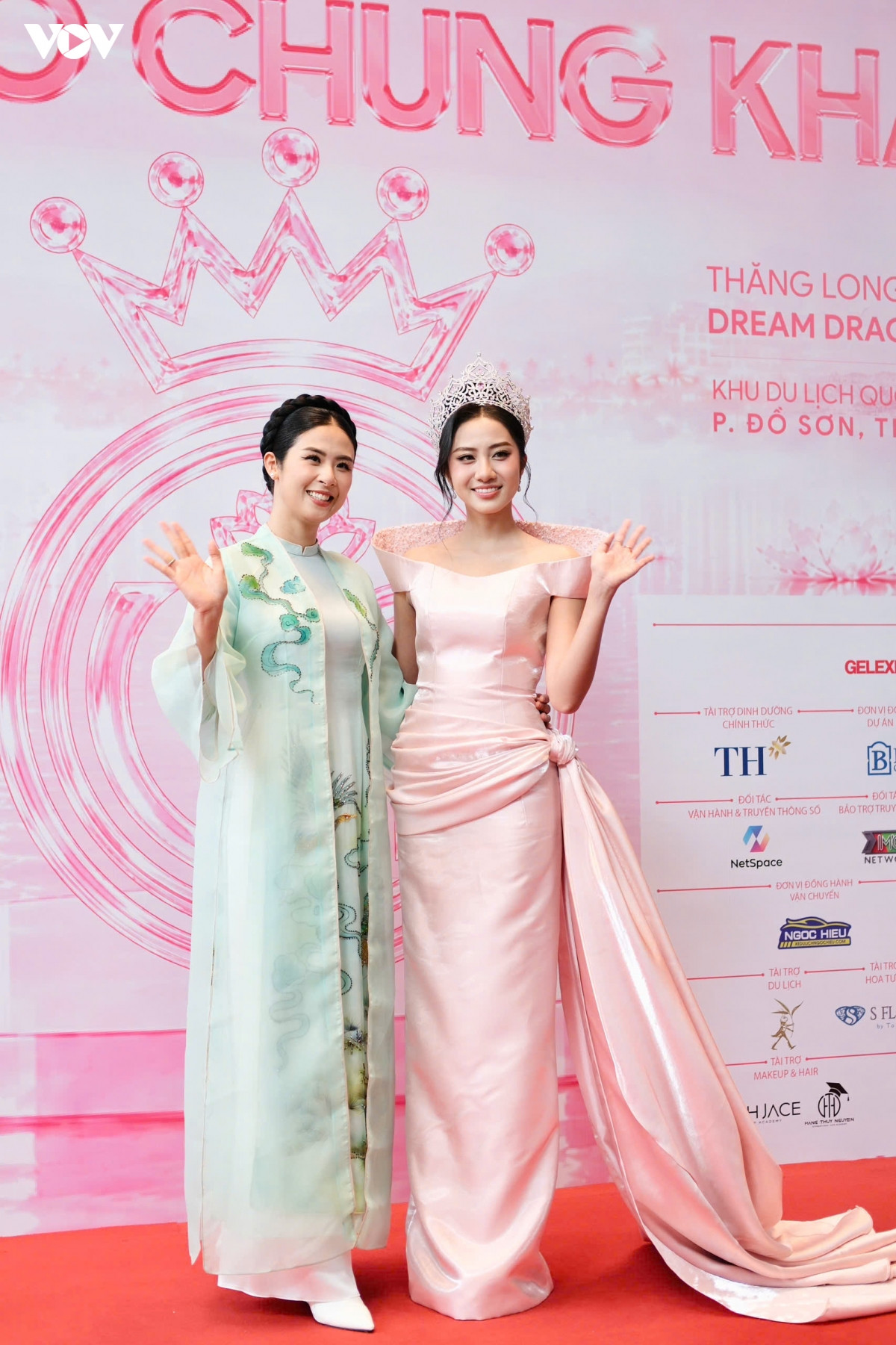 ngoc han be con len tham do, top 3 hoa hau viet nam 2024 cung do sac hinh anh 4