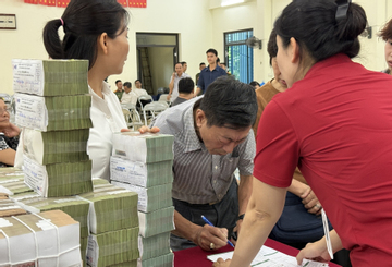 Người dân Hà Nội nhận bao tải tiền bồi thường dự án Quốc lộ 1A