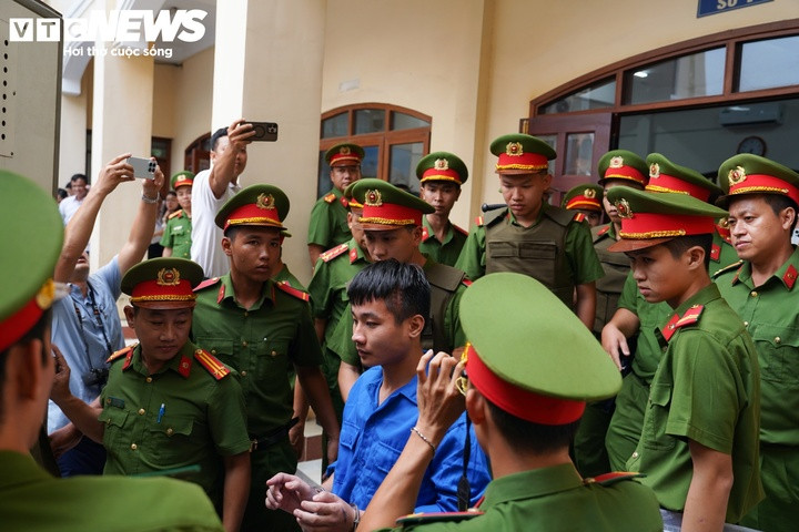 TAND TP Đồng Nai tuyên phạt Nguyễn Đức Anh (21 tuổi, ngụ phường Hố Nai) tử hình về tội Giết người và 6 năm tù về tội Sử dụng trái phép vũ khí quân dụng. (Ảnh: Lương Ý)