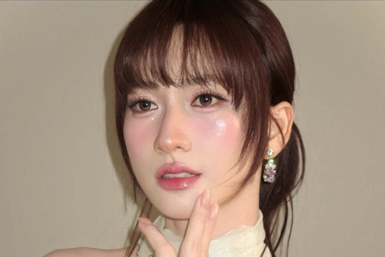 Cô bé Cà Mau bán xôi phụ mẹ bất ngờ lọt đề cử đẹp nhất thế giới