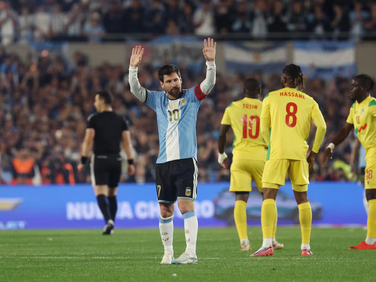 Hai lần chia tay cách nhau một thập kỷ của Messi: Từ nước mắt năm 2016 đến phút thứ 10 vỡ òa trên sân Monumental插图 leo5