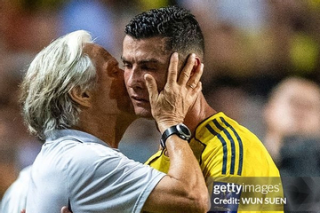 HLV Bồ Đào Nha lạnh lùng đáp lại Ronaldo
