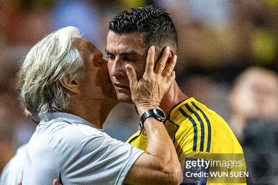 HLV Bồ Đào Nha lạnh lùng đáp lại Ronaldo