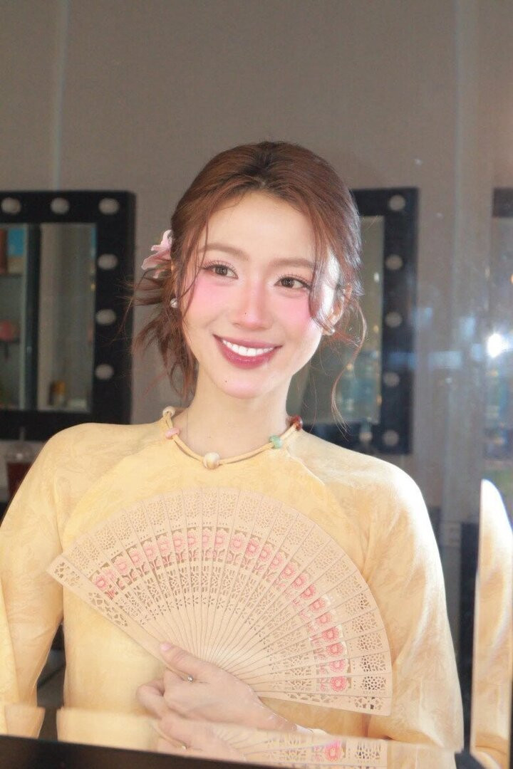 Lê Khánh Linh từng được biết đến với biệt danh “hot girl niềng răng”.