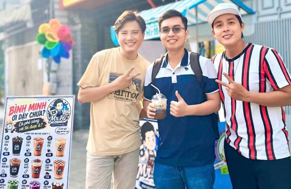 4 nghệ sĩ Việt chạy xe ôm, bán cà phê vỉa hè mưu sinh là ai?插图 1791460322095_1491956690398542899_2995255404741321750_40d4cec90d9644a54cdcd91de4d672a1.jpg