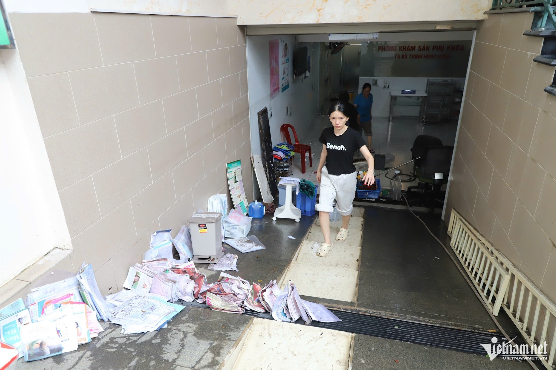 https://static-images.2sao.vn/vps_images_publish/00002/000007/2026/10/8/canh-ham-biet-thu-ngap-15m-xe-may-nhan-vien-ngan-hang-chim-trong-nuoc-o-tphcm-d7872a41c690468083f7a14c486c82dd-812.jpg