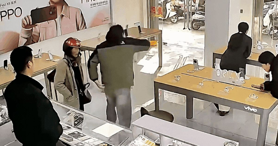 Clip cậu bé đập nát chiếc điện thoại ngay trước mặt mẹ gây xôn xao: Chủ cửa hàng kể lại toàn bộ câu chuyện