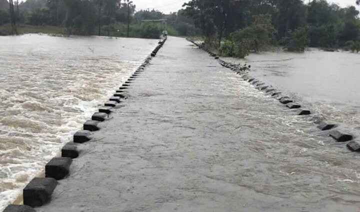 Mưa lớn kéo dài trong nhiều giờ qua cũng khiến mực nước tại khu vực cầu Rù Rì, xã Quế Sơn, dâng cao.