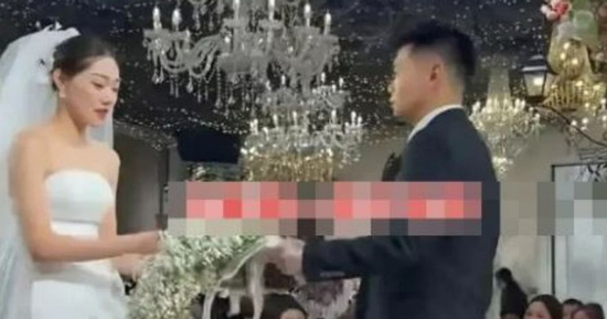 Giữa đám cưới sang trọng, hành động kỳ lạ của chú rể khiến cô dâu rơi vào cảnh khó xử