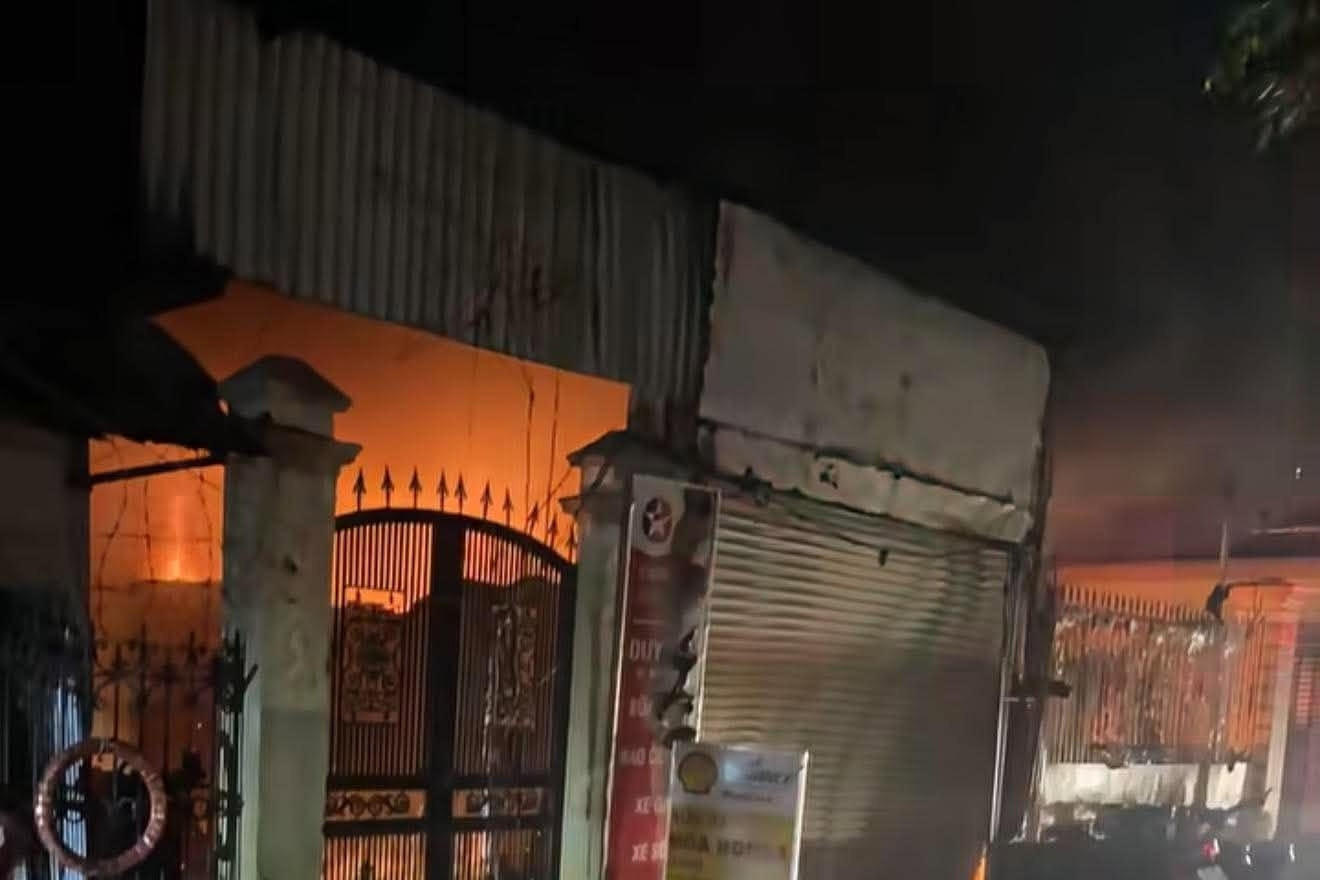 Cháy nhà ở Hà Nội, nghi có người mắc kẹt