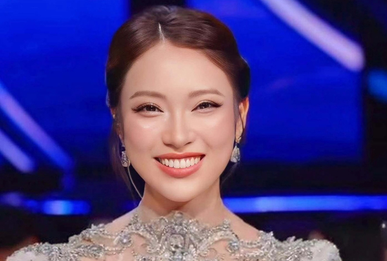 Khánh Vy được Mr Nawat khen có thể thi hoa hậu, từ MC đến gương mặt gây chú ý tại Miss Universe Vietnam