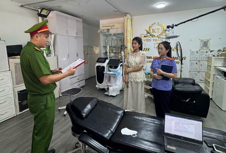 Lực lượng chức năng khởi tố vụ án hình sự, khởi tố bị can đối với Nông Thị Tuyến về tội “Lừa dối khách hàng”.