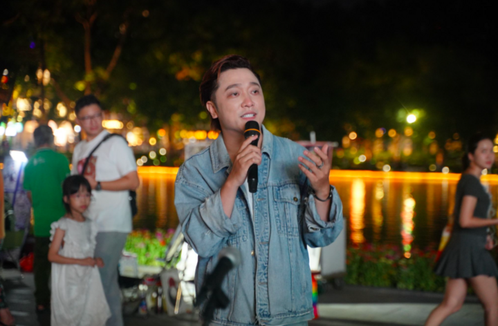 Yanbi thể hiện lại bản hit “Thu cuối” trên phố đi bộ.
