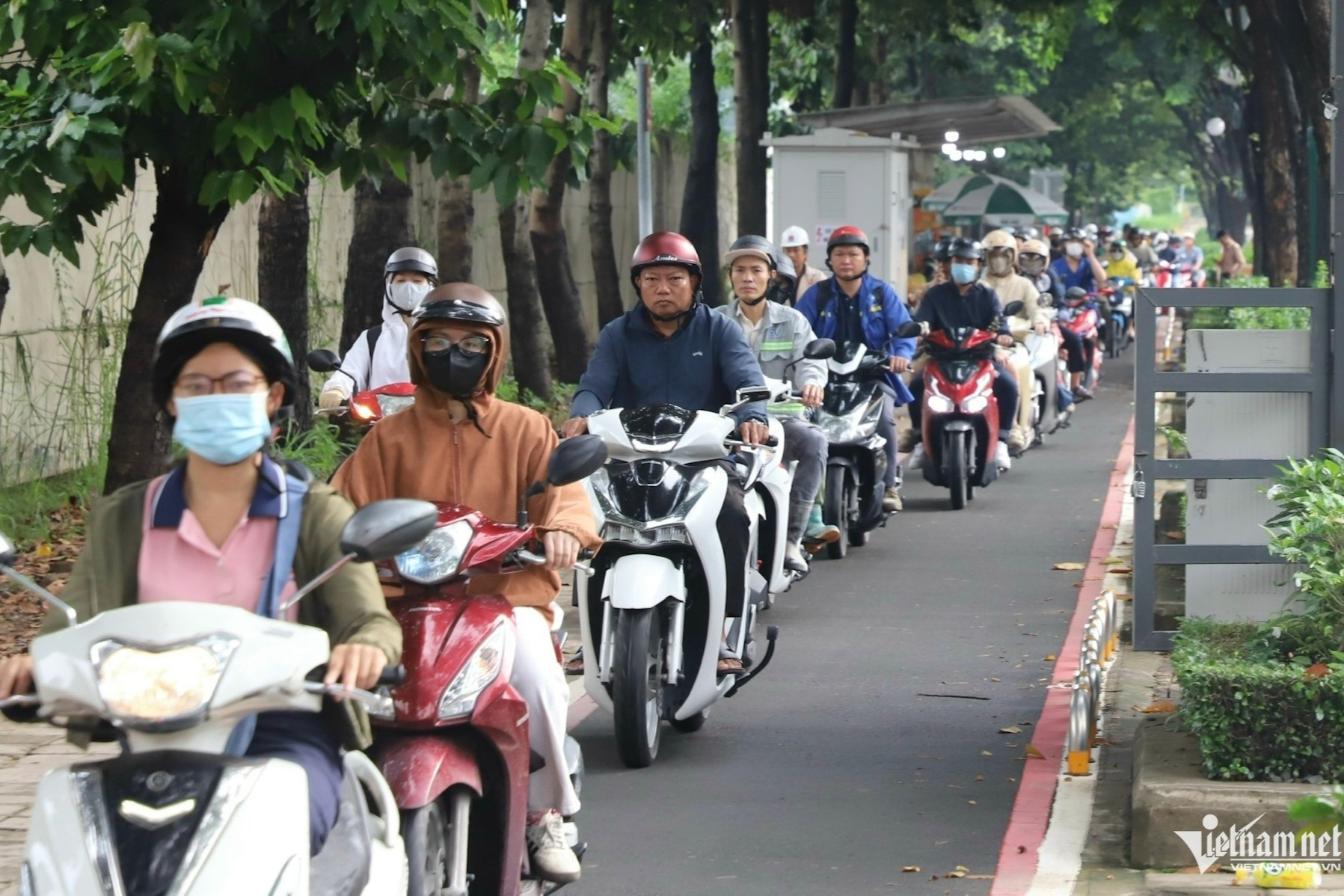 https://static-images.2sao.vn/vps_images_publish/00002/000007/2026/10/9/canh-kho-tin-o-lan-rieng-xe-dap-duong-mai-chi-tho-gio-cao-diem-17af254da65d4af3a560e246025ff51c-559.jpg