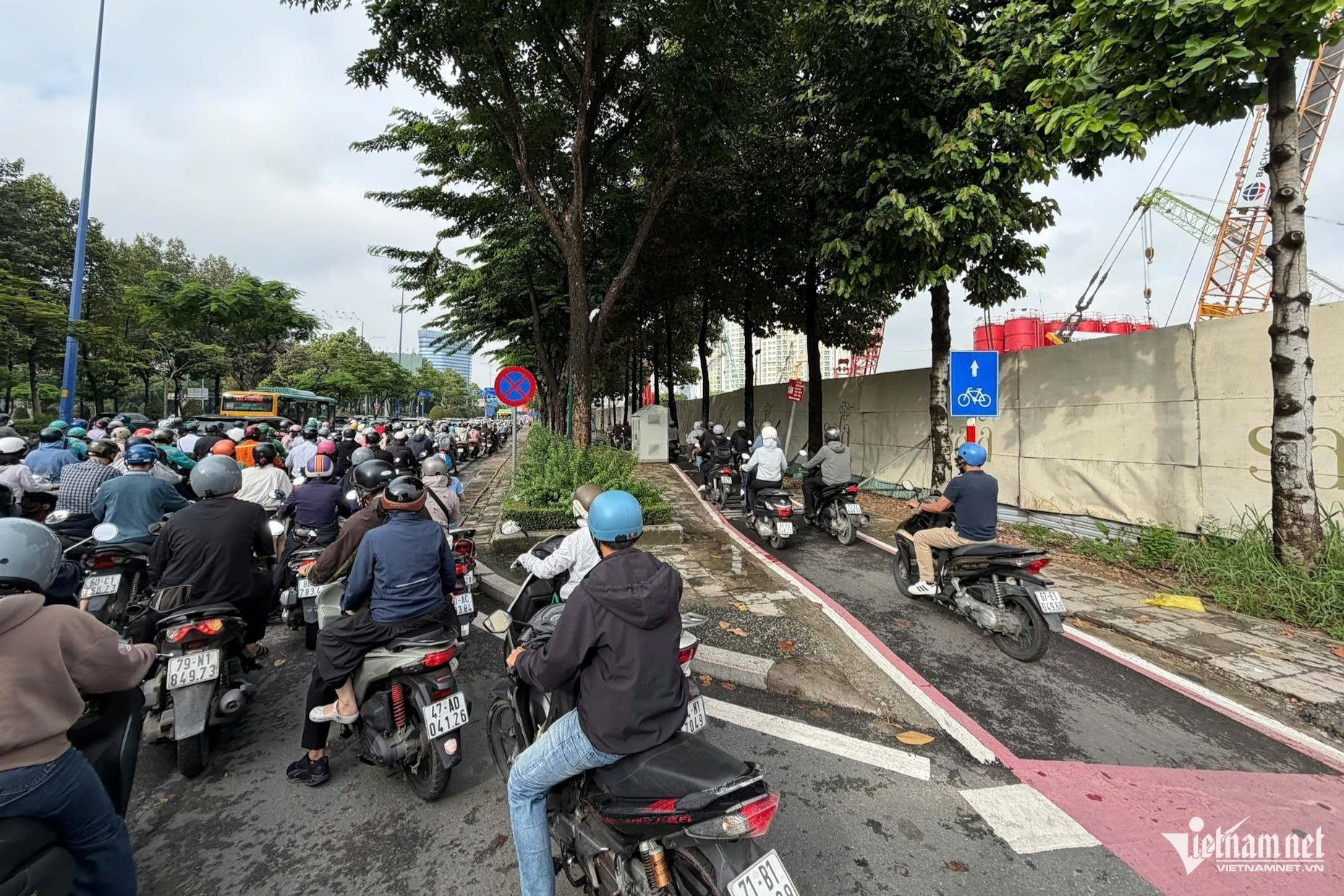 https://static-images.2sao.vn/vps_images_publish/00002/000007/2026/10/9/canh-kho-tin-o-lan-rieng-xe-dap-duong-mai-chi-tho-gio-cao-diem-28f822d72ec249198da0715c01f0a283-549.jpg
