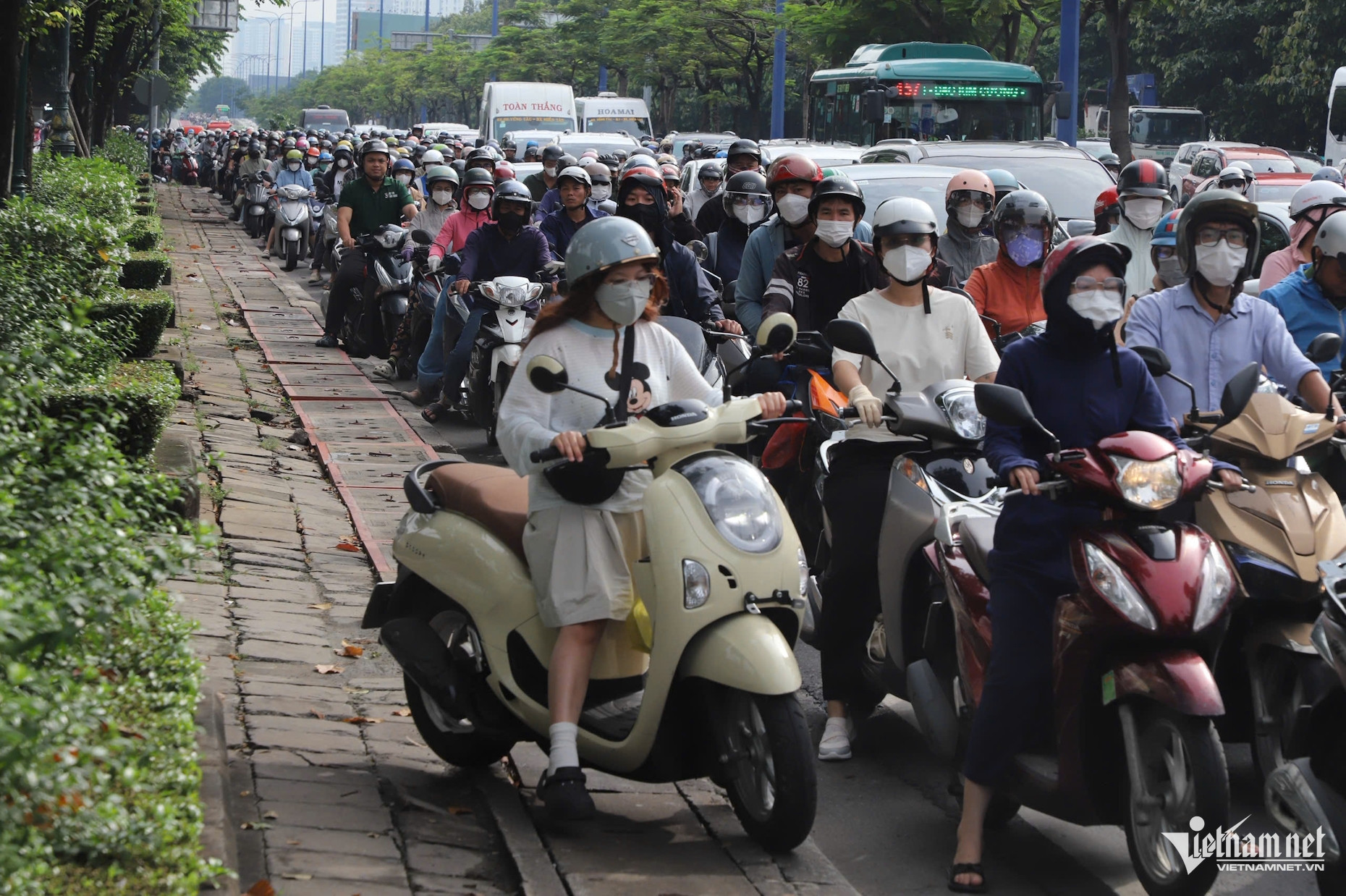https://static-images.2sao.vn/vps_images_publish/00002/000007/2026/10/9/canh-kho-tin-o-lan-rieng-xe-dap-duong-mai-chi-tho-gio-cao-diem-9948819419cf4f38834ab963b1b0ae8b-551.jpg