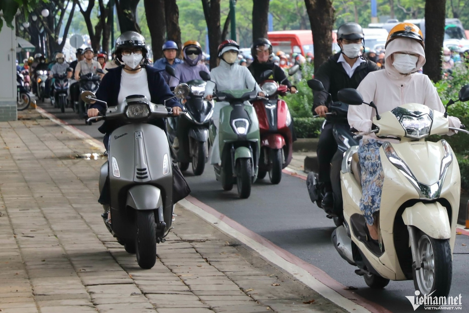 https://static-images.2sao.vn/vps_images_publish/00002/000007/2026/10/9/canh-kho-tin-o-lan-rieng-xe-dap-duong-mai-chi-tho-gio-cao-diem-c8bacd49b98b4a37bdfb9858d3666da6-558.jpg
