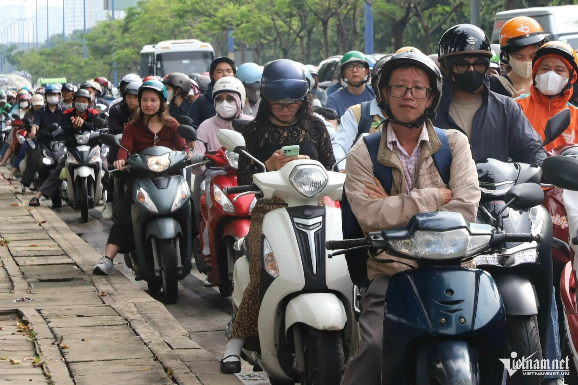 https://static-images.2sao.vn/vps_images_publish/00002/000007/2026/10/9/canh-kho-tin-o-lan-rieng-xe-dap-duong-mai-chi-tho-gio-cao-diem-cc918938572b45369f3f1083d93be83d-546.jpg