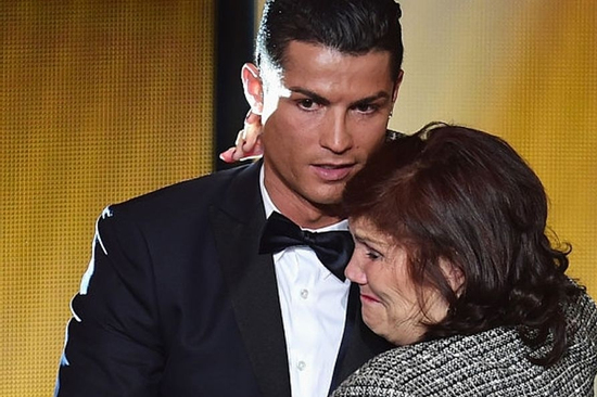 Ronaldo có 41 tuổi, là siêu sao thế giới vẫn khiến mẹ rơi nước mắt